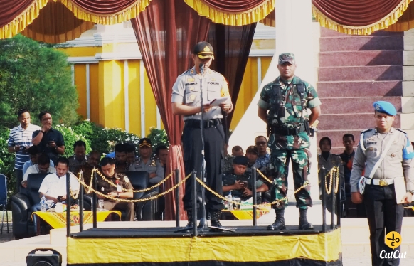 Poto: Kapolres Aceh Tamiang, AKBP, Zulhir Destrian, SIK, MH terlihat sedang menyampaikan amanatnya, didampingi Komandan Kodim 0117/ Atam Letkol Inf. Deki Rahyusyah Putra S. Sos, M.I.Pol dalam Apel Gelar Pasukan Operasi Mantap Brata Rencong 2018 2019, di lapangan Tribun Kantor Bupati Aceh Tamiang, Jumat (22/03/2019)