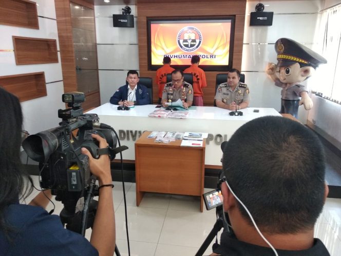 
					Polisi Tangkap 2 Tersangka Pembobol Rp 16 Miliar Di Bank BUMN