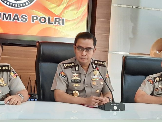 
					Polri : Akbar Jatuh Dari Pagar Di DPR RI, Bukan Karena Dianiaya Polisi