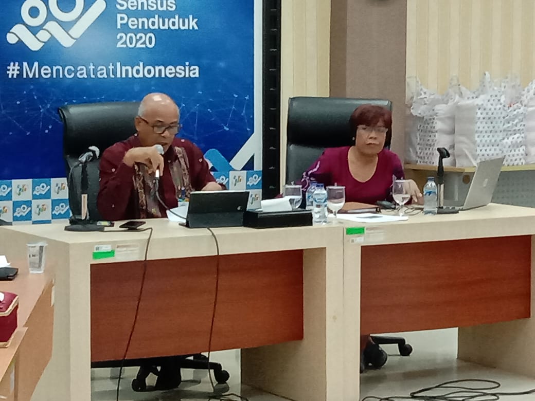Ket foto : Kepala BPS Sumut Dr. Syech Suhaimi, ketika memberikan penjelasan kepada wartawan Kamis (13/02), di Kantor BPS Sumut Jalan Asrama Medan.