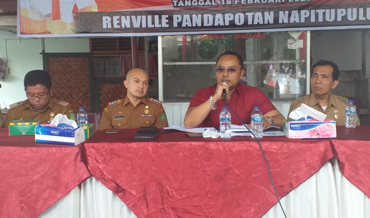 Teks foto: Anggota DPRD Medan dari PSI, Renville Napitupulu, mensosialisasikan Perda tentang Penanggulangan Kemiskinan.(ist)