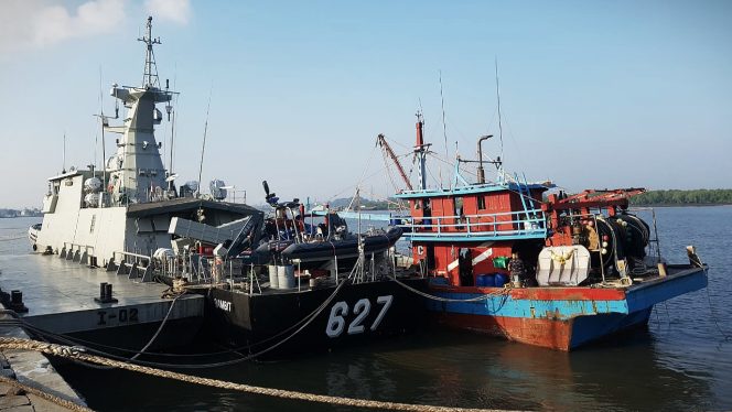 
					Ket foto: KRI Kerambit-627 menggiring Kapal Ikan Asing (KIA) Berbendera Malaysia KHF 1960 pelaku ilegal fishing ke demaga Lantamal I di Belawan. (ist)