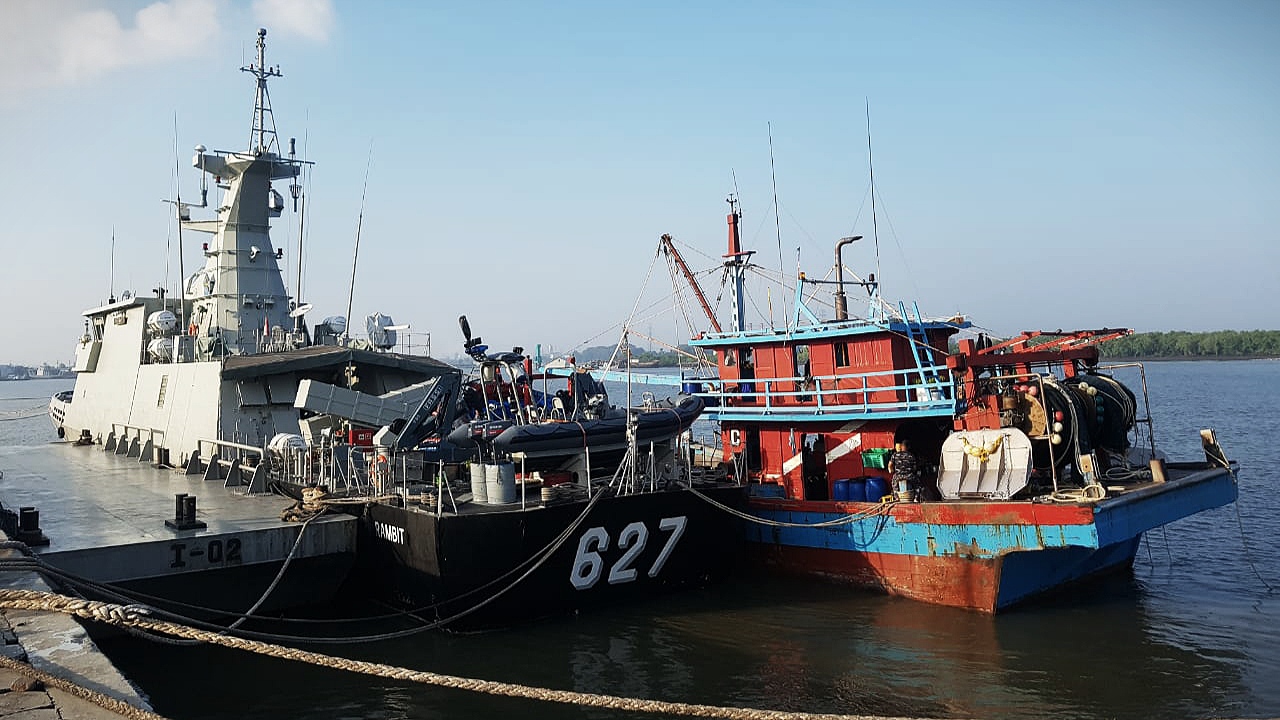 Ket foto: KRI Kerambit-627 menggiring Kapal Ikan Asing (KIA) Berbendera Malaysia KHF 1960 pelaku ilegal fishing ke demaga Lantamal I di Belawan. (ist)