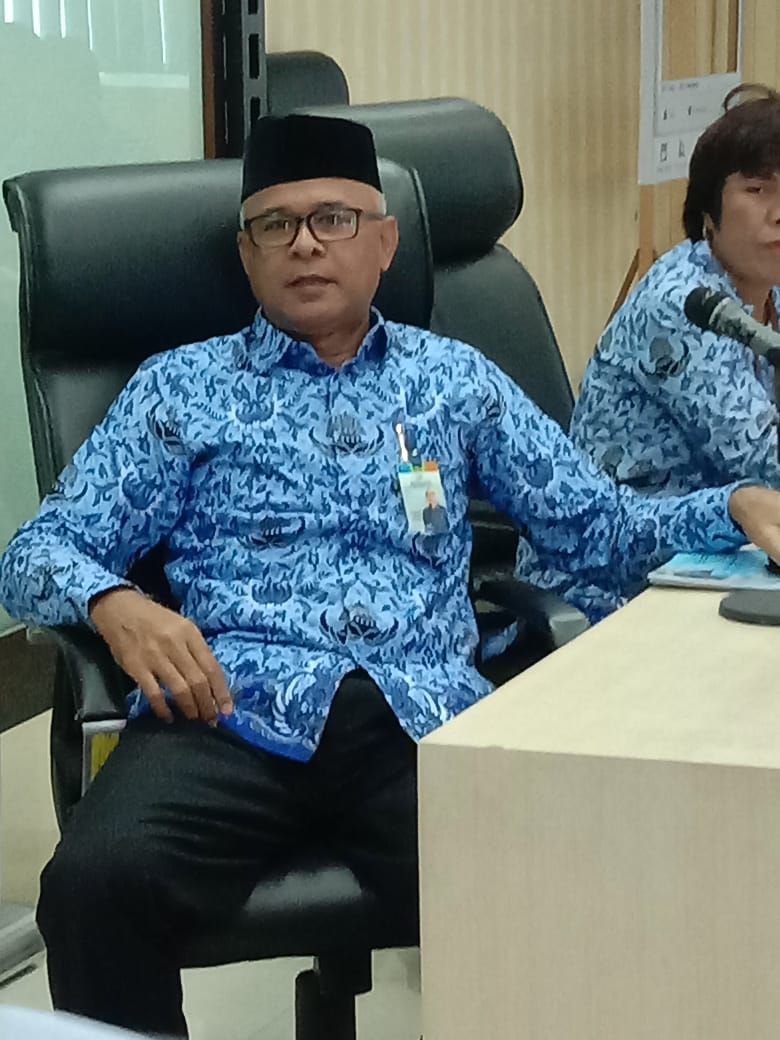 Ket poto : Kepala Badan Pusat Statistik (BPS) Sumut, Syech Suhaimi saat memberi keterangan kepada wartawan di kantornya. (Jal)