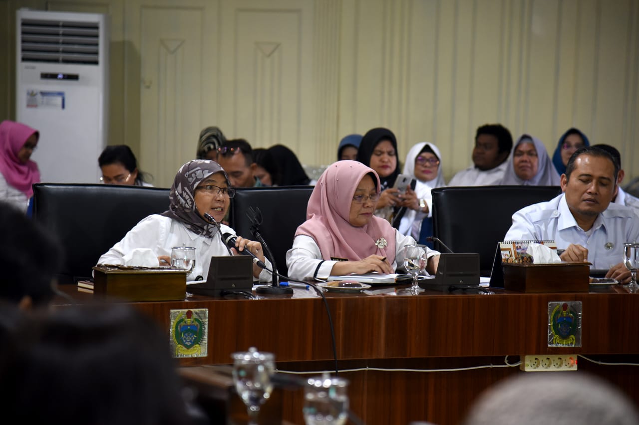 Ket poto : Persiapan Rakornas PPPPA, Sekretaris Daerah Pemerintah Provinsi Sumatera Utara R Sabrina memimpin rapat persiapan Rakornas Pembangunan Pemberdayaan Perempuan dan Perlindungan Anak se Indonesia Tahun 2020 di Ruang Rapat FL. Tobing lantai 8 Kantor Gubernur Sumut Jalan Diponegoro 30 Medan, Rabu (4/3). Sumatera Utara dipilih sebagai tuan rumah pada acara yang berlangsung pada 29 Maret hingga 1 April 2020 mendatang.(ist)