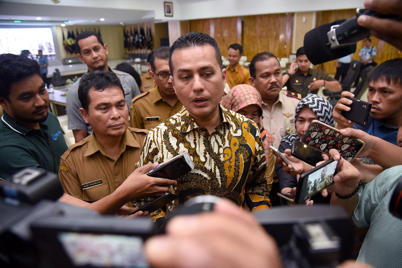 WhatsApp Image 2020-03-03 at 15.57.23 Ket poto : Wakil Gubernur Sumatera Utara, Musa Rajekshah didampingi Sekretaris Daerah Provinsi Sumut, R Sabrina dan Kepala Dinas Kesehatan Provinsi Sumut, Alwi Mujahit memimpin Rapat Koordinasi Kesiapsiagaan Pencegahan dan Penanggulangan Virus Corona di Aula Raja Inal Siregar, lantai 2 Kantor Gubernur Sumut, Jalan P. Diponegoro No. 30 Medan, Selasa (3/3/2020).(ist)
