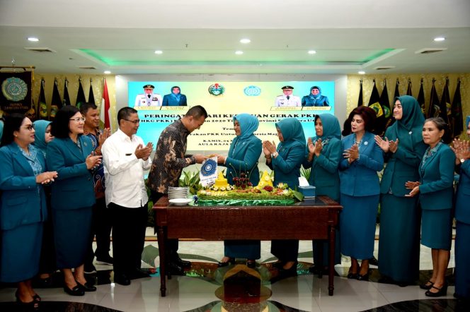 
					Ket poto : Hari Kesatuan Gerak, Ketua TP PKK Provinsi Sumatera Utara Nawal Edy Rahmayadi didampingi Wakil Ketua TP PKK Sumut Sri Ayu Mihari Musa Rajekshah memotong dan memberikan nasi tumpeng kepada Wakil Gubernur Sumut Musa Rajekshah pada peringatan Hari Kesatuan Gerak (HKG) PKK ke-48 di Aula Raja Inal Siregar, Kantor Gubernur, Jalan Diponegoro, Kamis (5/3/2020).(ist)