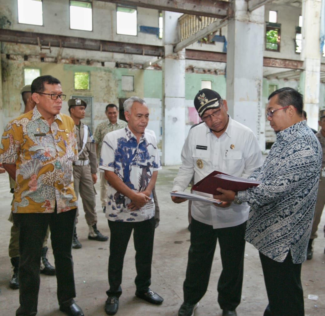 Ket poto : Plt Walikota Medan, Ir H Akhyar Nasution MSi meninjau gedung Warenhuis di Jalan Hindu Medan. (ist)