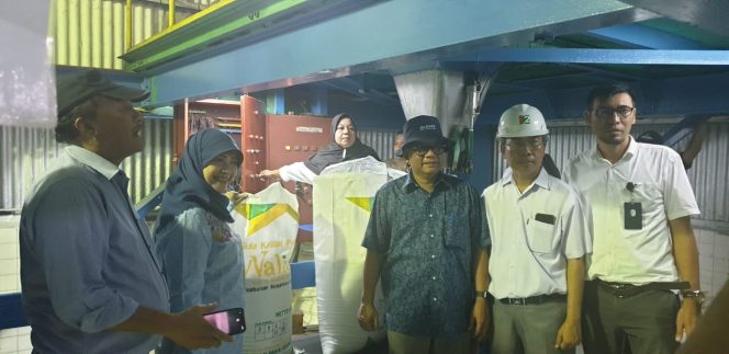 
					Ket poto : Direktur Operasional Marisi Butar-Butar, Direktur Holding Abdul Ghani, Manager PGSS Anan, dan Kabag Tehnik Dedi Gurning diabadikan bersama di Pabrik Gula Sei Semayang, Sabtu (14/3/2020).Zahendra