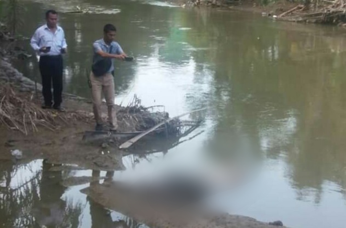 Ket poto : Mayat pria tanpa identitas dengan kondisi kaki terikat kabel dan ada bekas luka jeratan di leher di aliran Sungai Denai