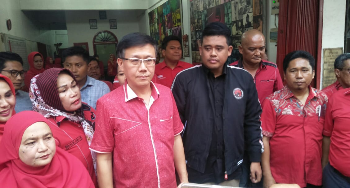 Ket poto : Bobby Naaution (jaket hitam) didampingi Ketua DPC PDIP Kota Medan Hasyim SE usai melakukan silaturahmi sebagai kader dan bakal calon Walikota Medan, Senin (16/3/2020). (foto Zahendra)