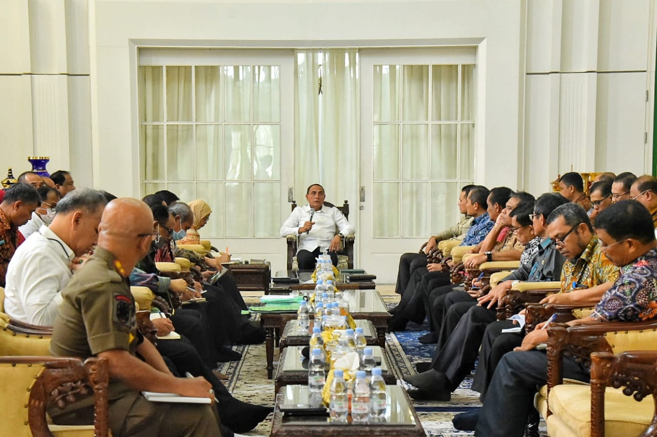 Ket poto : Gubernur Sumatera Utara (Sumut) Edy Rahmayadi memimpin rapat dengan pimpinan organisasi perangkat daerah (OPD) Pemerintah Provinsi (Pemprov) Sumut di Rumah Dinas Gubernur Jalan Sudirman Nomor 41 Medan, Kamis (19/3/2020).(ist)