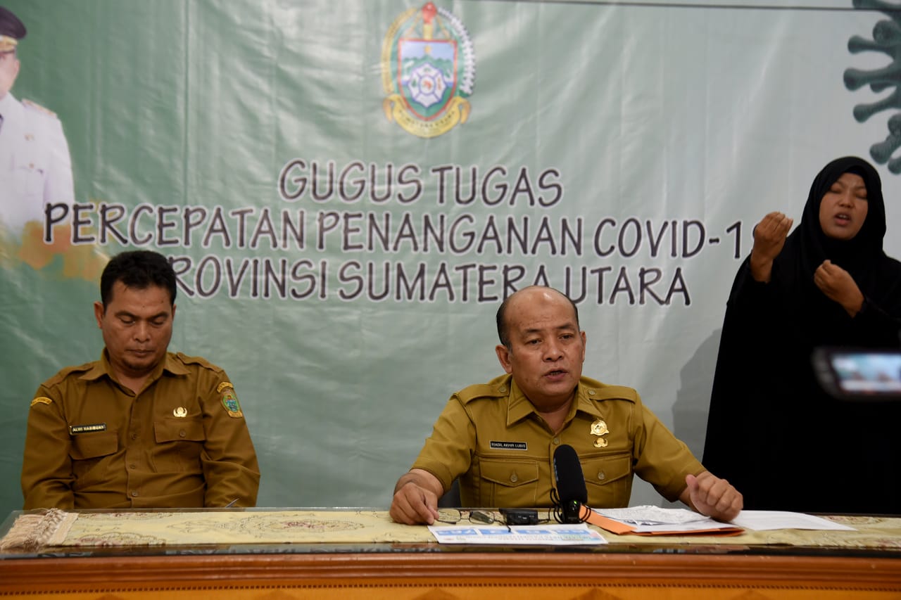 Ket poto : Ketua Pelaksana Gugus Tugas Percepatan Pencegahan Covid-19 Sumut Riadil Akhir Lubis didampingi Kepala Dinas Kesehatan Sumut Alwi Mujahit Hasibuan, saat melakukan Konferensi Pers Gugus Tugas Penanganan Covid-19 Sumatera Utara di Media Center Gugus Tugas Percepatan Penanganan Covid-19 Sumut Jalan Diponegoro, Senin (23/3/2020). (ist)