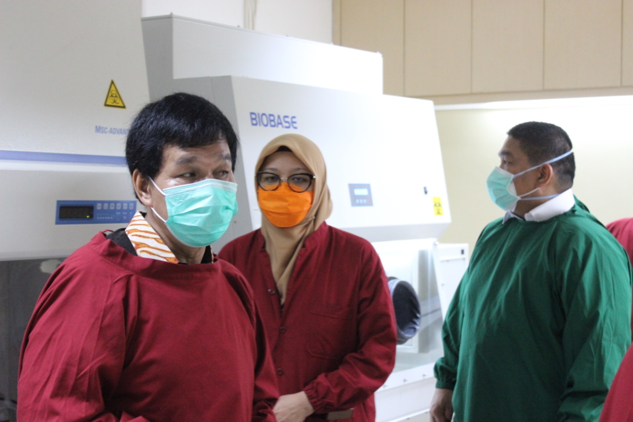Ket. Foto : Rektor Universitas Sumatera Utara Prof Dr Runtung Sitepu SH MHum, saat meninjau penggunaan Reagensia di laboratorium RS USU dan unit-unit pendukung lainnya untuk penanganan pasien Covid-19, Kamis (16/4/2020). (ist)