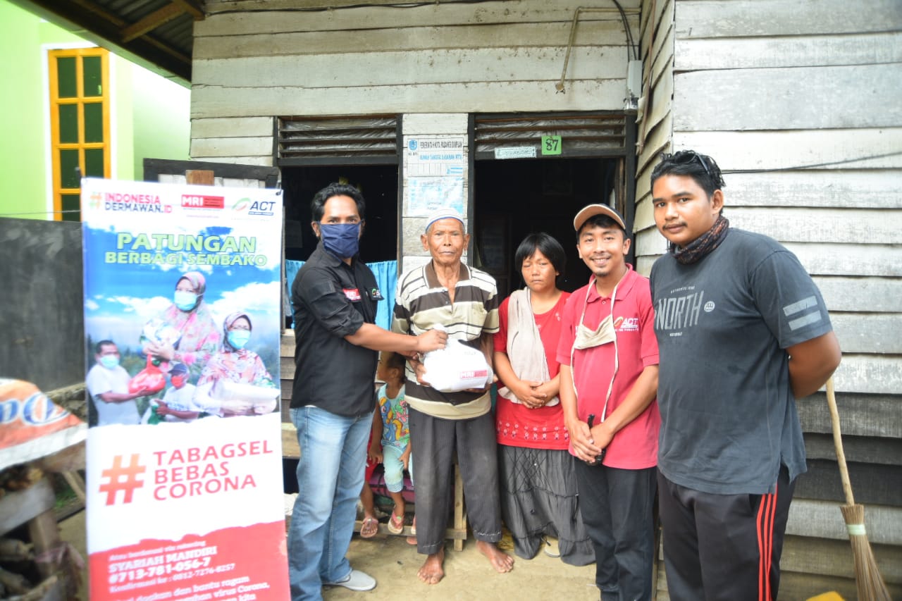 Ket Foto : Aksi Cepat Tanggap (ACT) dan Masyarakat Relawan Indonesia (MRI) Kota Padangsidimpuan melakukan penyaluran sembako di sejumlah titik ke masyarakat. (ist)