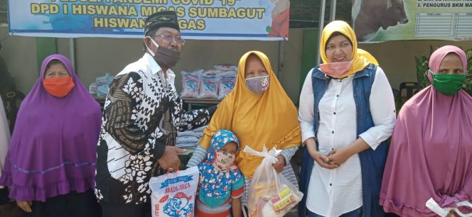 
					Ket. Foto : 
Kordinator wilayah (Korwil) Sumut, Majalah Berita Suara Perjuangan, suaraperjuangan.id dan infoindependen.com, Muktar.S didampingi istri Fina (jilbab kuning) membagikan ratusan paket sembako kepada warga dan wartawan di Halaman Masjid Al-Hidayah Dusun III Pasar VI Desa Manunggal.(ist)