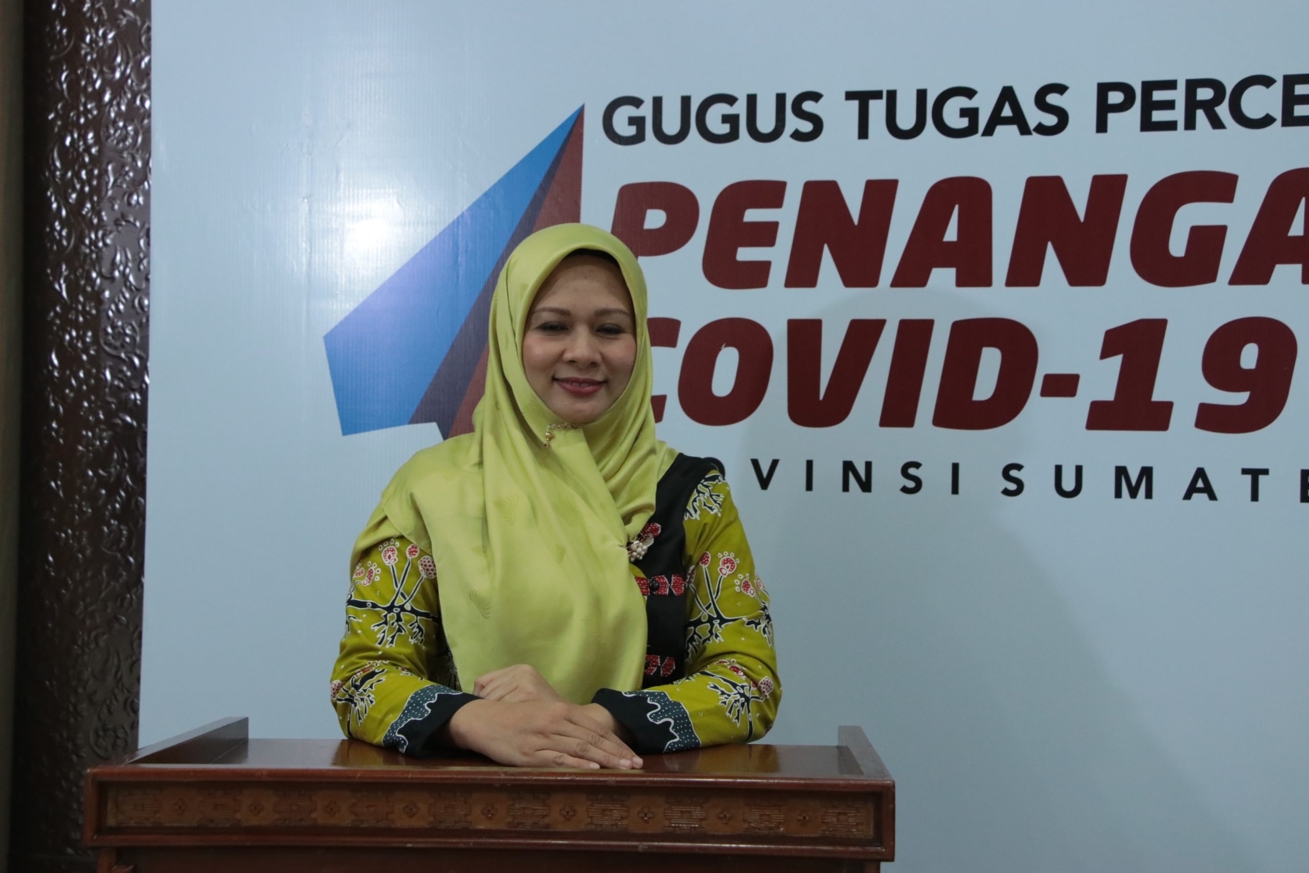 IMG_4335 Ket. Foto : Kepala Unit Mikrobiologi Klinik RSUP H Adam Malik Rina Yunita mengimbau warga untuk mengenakan masker untuk mengantisipasi penyebaran Covid-19, di Media Center Gugus Tugas Percepatan Penanganan Covid-19 Sumut, Jalan Diponegoro No. 30 Medan, Senin (6/4/2020).(ist)