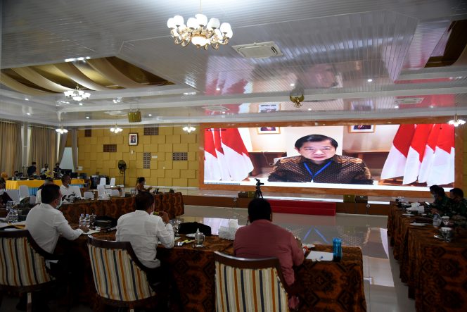 
					Ket. Foto :
Gubernur Sumut Edy Rahmayadi dan Wakil Gubernur Sumut Musa Rajekshah, Ketua DPRD Sumut Baskami Ginting, dan Sekertaris Daerah Provinsi Sumut R Sabrina, saat konfrensi video dengan Menteri Badan Perencanaan Pembangunan Nasional (BAPPENAS) Suharso Monoarfa, pada acara Musrenbang Provinsi Sumatera Utara RKPD 2021 di Pendopo Rumah Dinas Gubernur Sumatera Utara Jalan Sudirman, Medan, Kamis (23/4/2020). (ist)