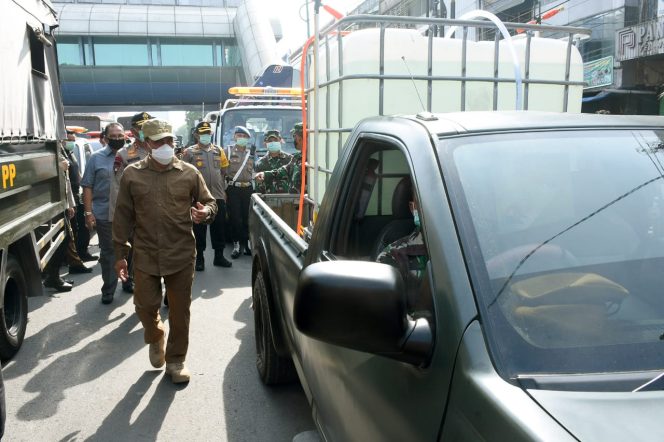 
					Ket poto : Gubernur Sumut, Edy Rahmayadi memimpin Apel Kegiatan Penyemprotan Disinfektan Secara Masif di kota Medan yang diselenggarakan di Jalan Gatot Subroto, depan Plaza Medan Fair Medan, Selasa (31/3/2020). Kegiatan ini merupakan upaya pemerintah untuk mempercepat penanganan wabah Covid-19 di Sumut. (ist)