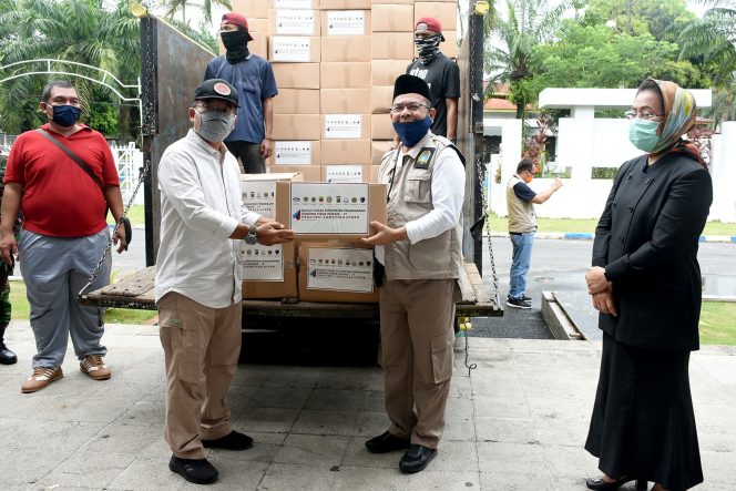 
					Ket. Foto :
Kepala Badan Penelitian dan Pengembangan (Balitbang) Provinsi Sumut Irman  menyerahkan secara simbolis Jaring Pengaman Sosial (JPS) Paket Sembako kepada Pemerintah Kabupaten Deli Serdang yang diwakili oleh Kepala BPBD Kabupaten Deliserdang Zainal Abidin di Balairung Pemkab Deliserdang, Kompleks Kantor Bupati, Lubuk Pakam, Deliserdang, Sabtu (16/5/2020). (ist)