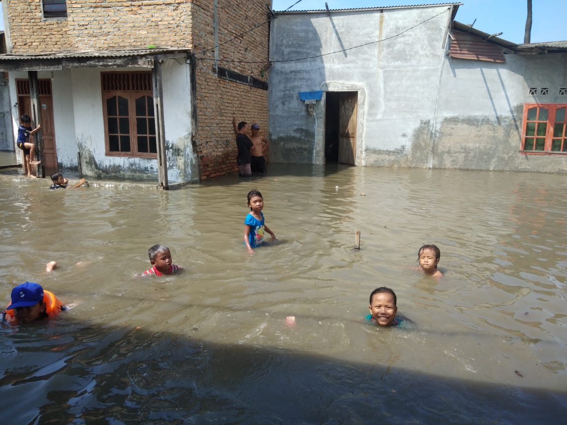 Ket. Foto : Banjir di Kelurahan Nelayan Indah, Kecamatan Medan Labuhan, Kamis (7/5/2020), mencapai paha orang dewasa. Suasana tersebut dimanfaatkan anak-anak warga menjadi lokasi rekreasi. (ist)