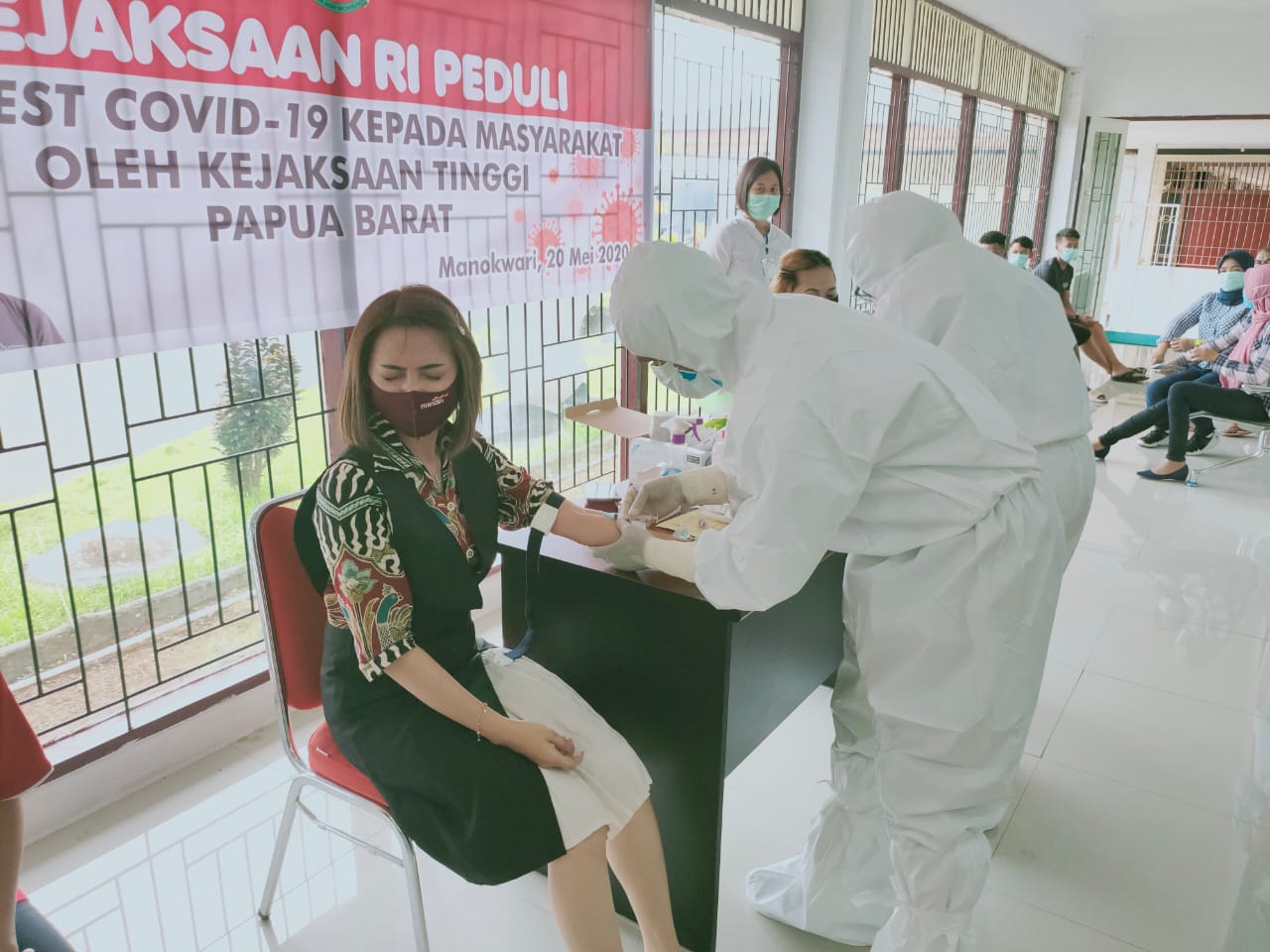 IMG-20200521-WA0002 Ket. Foto : Petugas kesehatan Covid-19 tampak melakukan pemeriksaan pada kegiatan bakti sosial Kejaksaan Tinggi Papua Barat yang dilaksanakan sejak 18-20 Mei 2020. Hal itu guna memberikan perhatian kepada masyarakat melalui revid test yang diperuntuhkan kepada pegawai, honorer dan masyarakat sekitar lingkungan Kejaksaan Tinggi Papua. (ist)