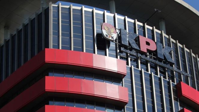 
					KPK Tahan Tersangka Dugaan Penerimaan Gratifikasi Di Kabupaten Subang