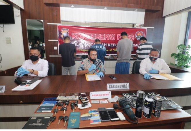 
					Dari Hasil Pengembangan Tindak Pidana Penipuan Dan Penggelapan Polda Kepri Amankan 15 Unit Mobil