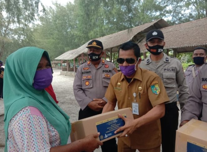
					Polres Batubara Dan Dinas Pariwisata Bagi Sembako Ke Pekerja Kreatif Terdampak Covid-19