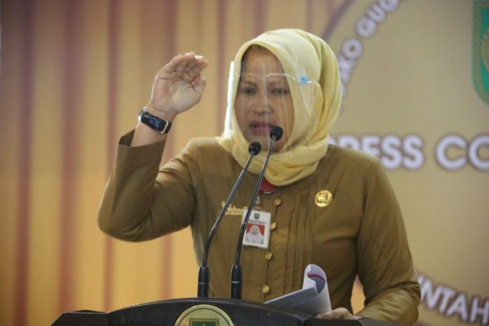 Kepala Dinas Perpustakaan Provinsi Riau, Rahima Erna di Posko Gugus Tugas Penanganan Covid 19 Provinsi Riau, Senin (13/7/2020)