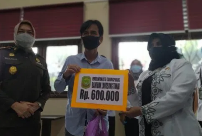 
					Plt Walikota Tanjungpinang Menyerahkan BLT Secara Simbolis