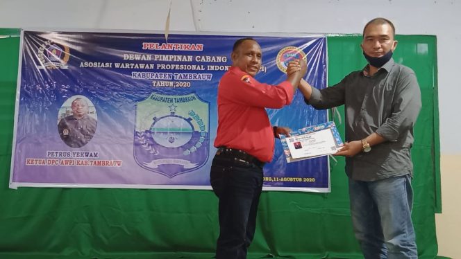 
					Ketua Umum DPP AWPI Secara Resmi Menutup Diklat Jurnalis Perdana Di Papua BaratI