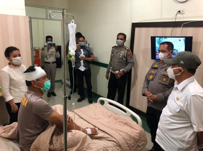 
					Kapolres Batubara dan Bupati Batubara Kunjungi Kasat Shabara AKP D.P Sinaga SH di RS Brimob Medan