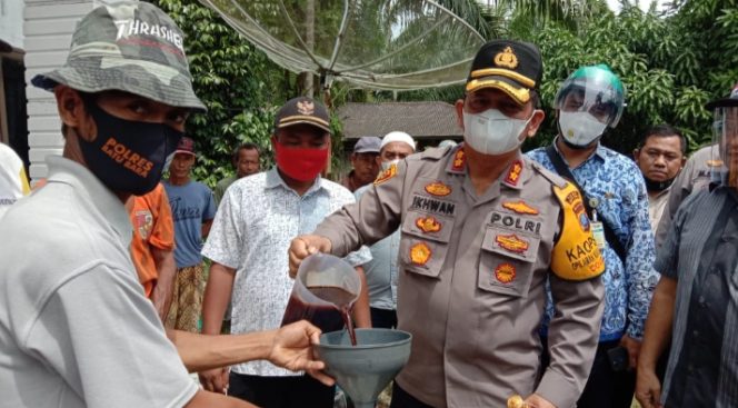 
					Kapolres Batubara Berikan Sembako dan Pupuk ke Warga