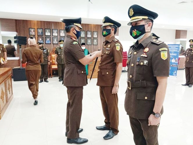 
					Kajari Pekanbaru Andi Suharlis SH. MH saat memimpin sertijab dan pelantikan Kasi Intelijen dan Kasi Datun yang baru di Aula Kejari Pekanbaru. (Dok RP)