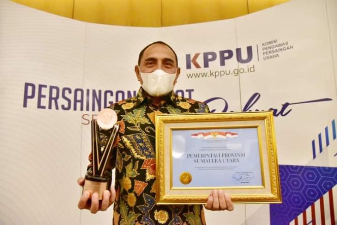 
					Gubernur Sumut Terima Penghargaan KPPU Award 2020