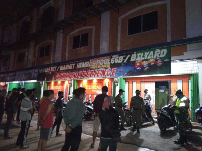 
					Team Gabungan Protokol Kesehatan Mengadakan Sweeping di Wilayah Nagoya,Kecamatan Lubuk Baja Batam,Kepulauan Riau.