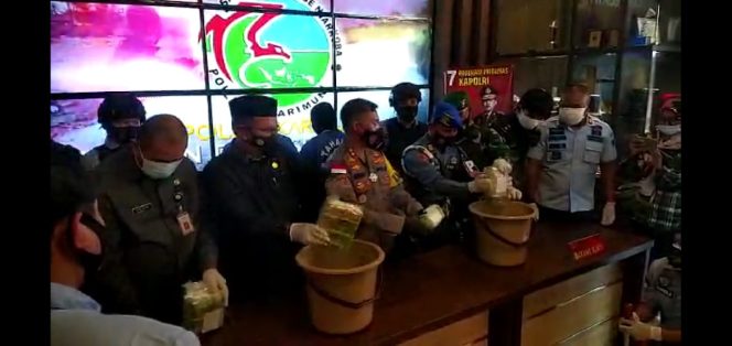 
					Polres Karimun Musnahkan 4 Kilogram Barang Bukti Sabu Dengan Direbus.