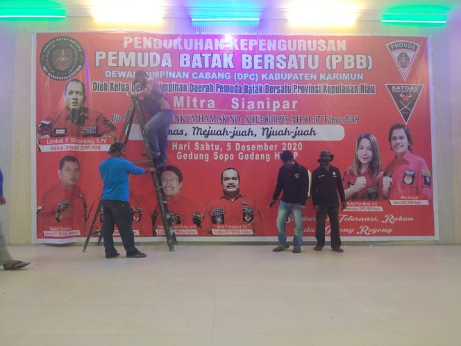 
					Jelang Pelantikan DPC Pemuda Batak Bersatu Karimun, Sopo Godang di Semprot Disinfektan Oleh Laskar Melayu Bersatu Karimun.