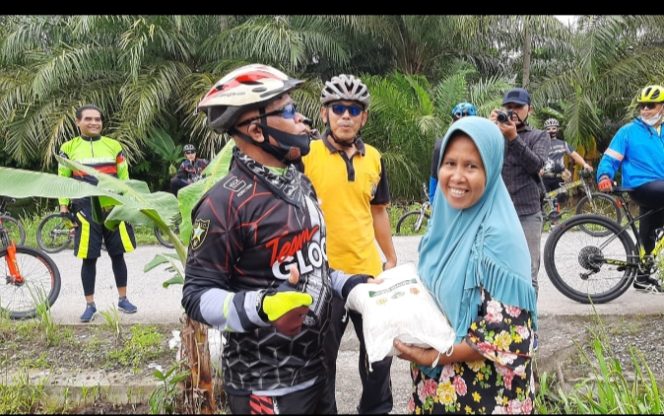 
					Goes Rutin, Kapolres Batubara Bagikan Sembako Ke Warga Terdampak Banjir