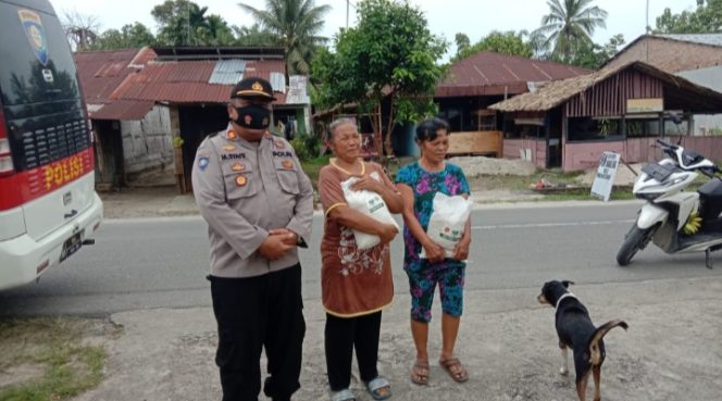 
					Jelang Nataru, Kapolres Batubara Melalui Kasat Binmas Bagikan Sembako Ke Umat Nasrani