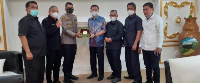 
					Kapolsek Medan Baru Terima Penghargaan dari Ketua DPRD Kota Medan