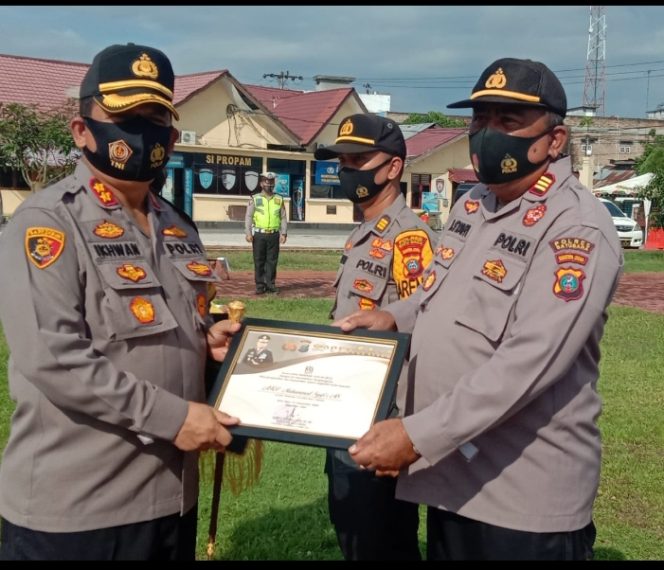 
					Kapolres Batubara Berikan Penghargaan Khusus Kepada Kasat Binmas ( Polisi Teraktif )