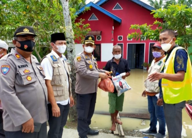 
					Bersama KSJ, Kapolres dan Bupati Batubara Kunjungi Korban Banjir