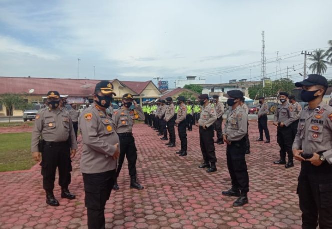 
					Kapolres Batubara Siagakan Personilnya Bantu Warga Terdampak Banjir