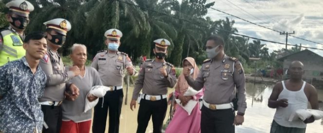 
					Kasatlantas AKP Eridal Fitrah SH.MH Lakukan Kunjungan Ke Desa Kuala Kasim Pasca Banjir