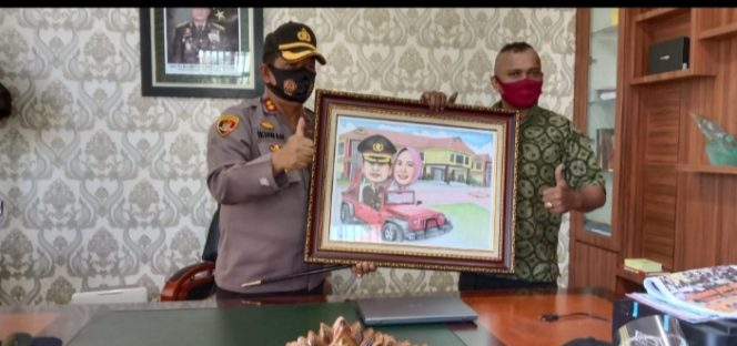 
					Kapolres Batubara Terima Lukisan Dari Marbun Warga Desa Percut Seituan Seorang Tunarungu dan Tunawicara