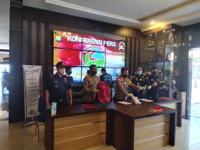 
					BC Dan Polres Karimun  Ringkus Dua Kurir Ganja 504 Gram