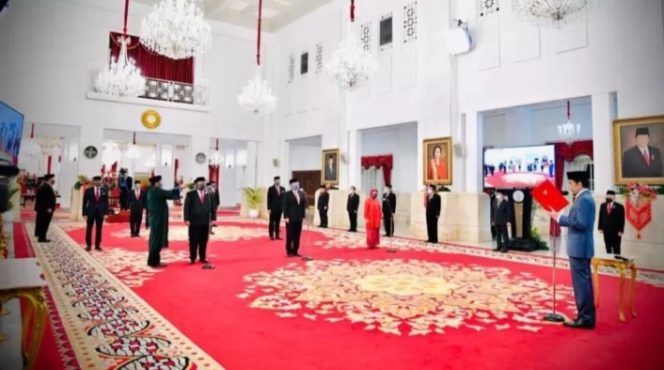 
					Ket foto: Di saat bersamaan, Kepala Negara juga melantik lima wakil menteri Kabinet Indonesia Maju untuk sisa masa jabatan periode tahun 2019-2024. (Foto: BPMI Setpres/Laily Rachev)