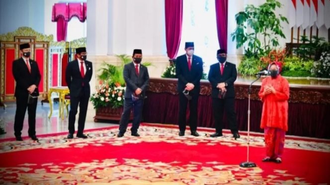 
					Ket foto: Keenam anggota baru Kabinet Indonesia Maju tersebut dilantik berdasarkan Keputusan Presiden Republik Indonesia Nomor 133/P Tahun 2020 tentang Pengisian dan Penggantian Beberapa Menteri Negara Kabinet Indonesia Maju Periode Tahun 2019-2024. (Foto: BPMI Setpres/Laily Rachev)


